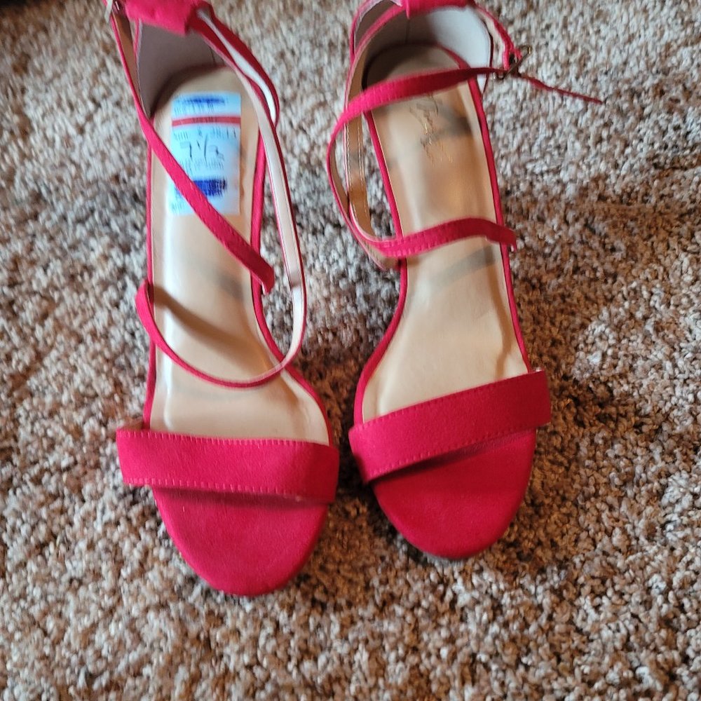 Thalia Sodi “Darria” red strappy sandal – size 7.5